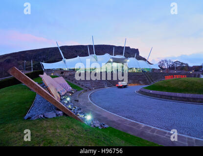 Großbritannien, Schottland, Edinburgh, Holyrood Nachbarschaft, Twilight Blick auf Our Dynamic Earth. Stockfoto