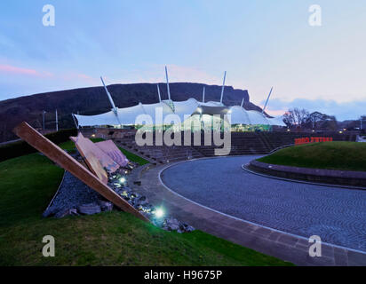 Großbritannien, Schottland, Edinburgh, Holyrood Nachbarschaft, Twilight Blick auf Our Dynamic Earth. Stockfoto