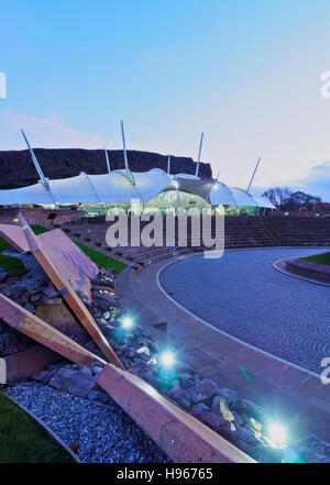 Großbritannien, Schottland, Edinburgh, Holyrood Nachbarschaft, Twilight Blick auf Our Dynamic Earth. Stockfoto