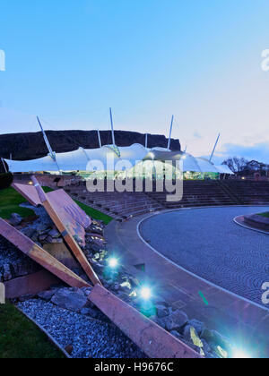 Großbritannien, Schottland, Edinburgh, Holyrood Nachbarschaft, Twilight Blick auf Our Dynamic Earth. Stockfoto