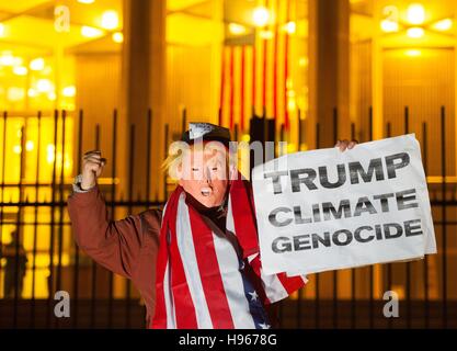 Ein Demonstrant verkleidet als US-Präsidenten wählen Donald Trump Teil an einer Demonstration außerhalb der US-Botschaft in London gegen Trumps Haltung zum Klimawandel nimmt. Stockfoto