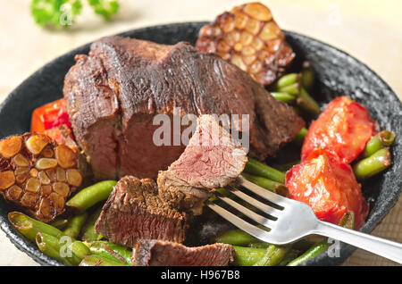 Fleisch aus der Pfanne mit Gemüse. Selektiven Fokus. Stockfoto