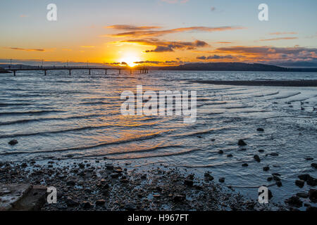 Die Sonne geht hinter dem Fishing Pier in Des Moines, Washington. Stockfoto