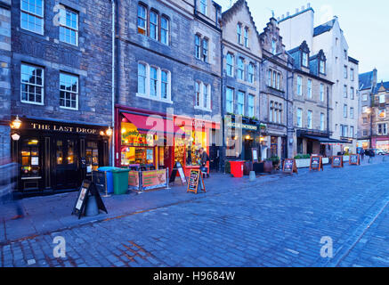 Großbritannien, Schottland, Lothian, Edinburgh, Twilight Anzeigen des Platzes Grassmarket. Stockfoto