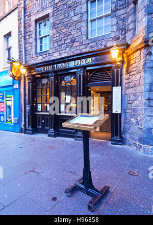 Großbritannien, Schottland, Lothian, Edinburgh, Grassmarket Square, Twilight Anzeigen des letzten Tropfens. Stockfoto