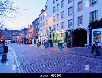 Großbritannien, Schottland, Lothian, Edinburgh, Twilight Anzeigen des Platzes Grassmarket. Stockfoto