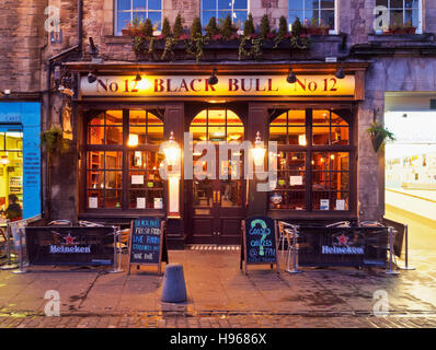 Großbritannien, Schottland, Lothian, Edinburgh, Twilight anzeigen Black Bull Pub und der Grassmarket. Stockfoto