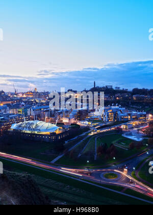 Großbritannien, Schottland, Edinburgh, Twilight Blick Richtung Our Dynamic Earth, Schottisches Parlament und Calton Hill. Stockfoto