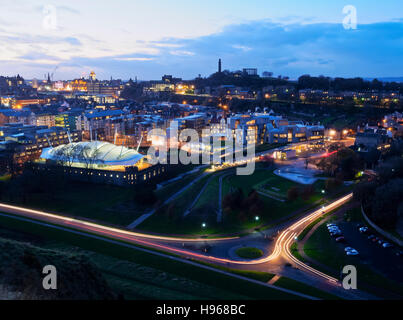 Großbritannien, Schottland, Edinburgh, Twilight Blick Richtung Our Dynamic Earth, Schottisches Parlament und Calton Hill. Stockfoto