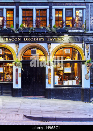 Großbritannien, Schottland, Edinburgh, die Royal Mile, Blick auf die Deacon Brodie Taverne. Stockfoto