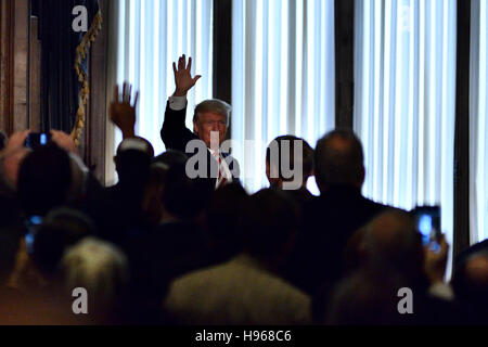 Rep Presidential Nominee Donald Trump und zog sich Generalleutnant Mike Flynn enthüllen Sicherheitspolitik an Union League of Philadelphia Stockfoto