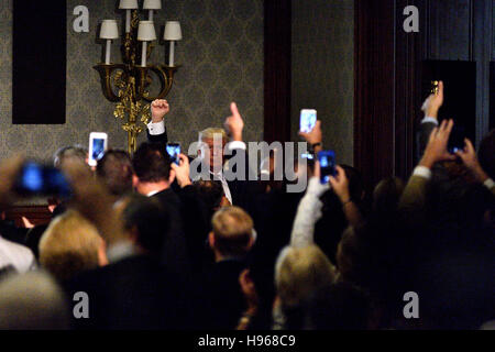 Rep Presidential Nominee Donald Trump und zog sich Generalleutnant Mike Flynn enthüllen Sicherheitspolitik an Union League of Philadelphia Stockfoto