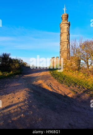 Großbritannien, Schottland, Lothian, Edinburgh, Calton Hill, Blick auf das Nelson-Monument. Stockfoto