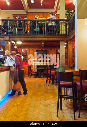 Großbritannien, Schottland, Lothian, Edinburgh, Innenansicht der Library Bar im Teviot Row House. Stockfoto