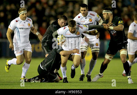 Exeter Greg Holmes durchbricht die Newcastle Falcons Verteidigung während des Spiels der Aviva Premiership in Kingston Park, Newcastle Upon Tyne. Stockfoto
