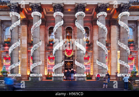 Großbritannien, Schottland, Lothian, Edinburgh, George Street, Twilight-Blick auf die Weihnachtsdekoration auf The Dome. Stockfoto