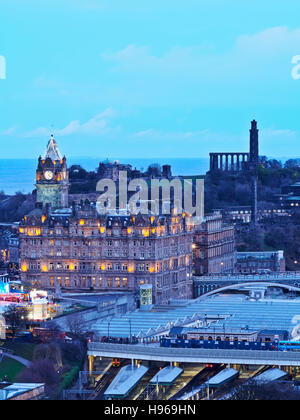 Großbritannien, Schottland, Lothian, Edinburgh, The Balmoral Hotel und Calton Hill gesehen vom Edinburgh Castle. Stockfoto