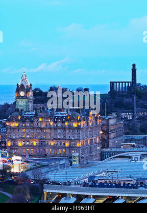 Großbritannien, Schottland, Lothian, Edinburgh, The Balmoral Hotel und Calton Hill gesehen vom Edinburgh Castle. Stockfoto