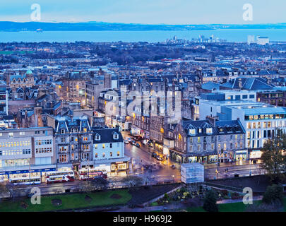 Großbritannien, Schottland, Lothian, Edinburgh, Twilight Blick auf die Princes Street und der New Town von Edinburgh Castle gesehen. Stockfoto