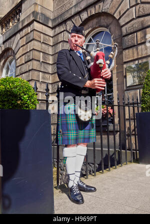 UK, Schottland, Edinburgh, New Town, schottischer Dudelsackspieler in Kilt gekleidet. Stockfoto