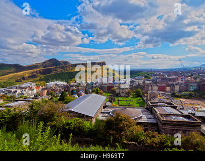 Großbritannien, Schottland, Lothian, Edinburgh, Calton Hill, Blick Richtung Holyrood Park. Stockfoto