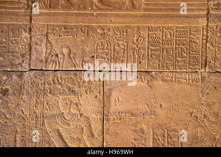 Echte hieroglyphischen Schnitzereien an den Wänden eines alten ägyptischen Tempels. Stockfoto