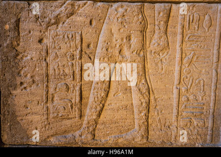 Echte hieroglyphischen Schnitzereien an den Wänden eines alten ägyptischen Tempels. Stockfoto