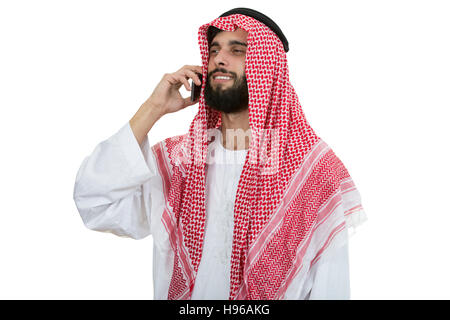 Seitenansicht eines saudi arabische Emirate Mann mit einem Smartphone. Stockfoto