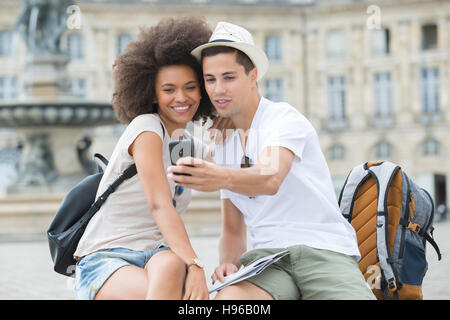 Blick auf ein junges Paar im Urlaub nehmen selfie Stockfoto