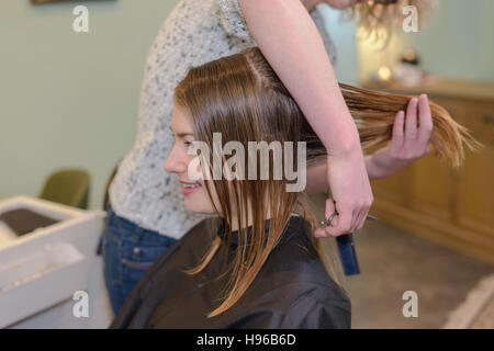 Kunden in einem Schönheitssalon Haare schneiden Friseur Stockfoto