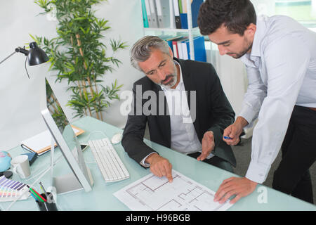 Architekten über Pläne zu diskutieren Stockfoto