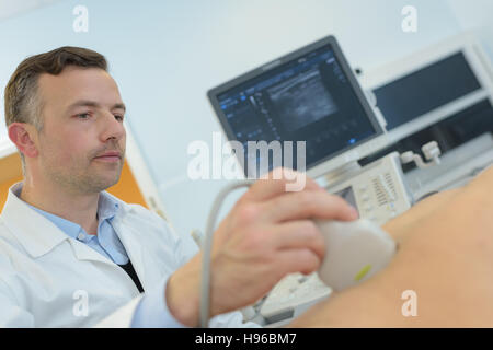 Arzt tun Ultraschall auf Schwangere in Klinik Stockfoto