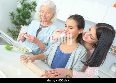 drei Generationen von Frauen Backen zusammen Stockfoto