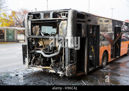 Verbrannte öffentlichen Verkehr Bus sieht man auf der Straße nach während der Fahrt Feuer gefangen und durch die Feuerwehr gelöscht. Stockfoto
