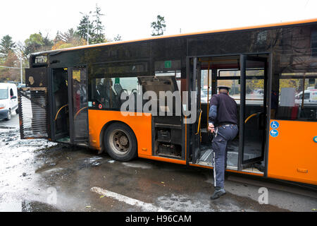 Verbrannte öffentlichen Verkehr Bus sieht man auf der Straße nach während der Fahrt Feuer gefangen und durch die Feuerwehr gelöscht. Stockfoto