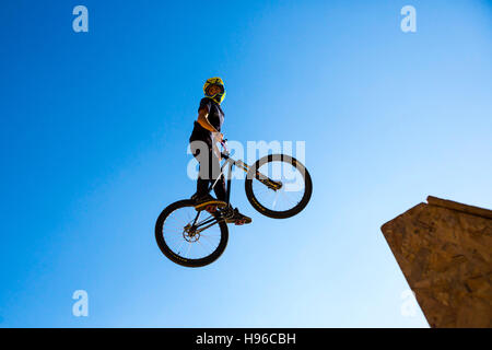 Sofia, Bulgarien - 24. September 2016: Silhouette eines Bikers springen gegen den blauen Himmel und die Sonne. Stockfoto