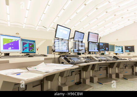 Sofia, Bulgarien - 12. September 2016: Air Traffic Kontrolle Monitore bei der Arbeit im Flug Kontrollturm am Flughafen von Sofia. Stockfoto