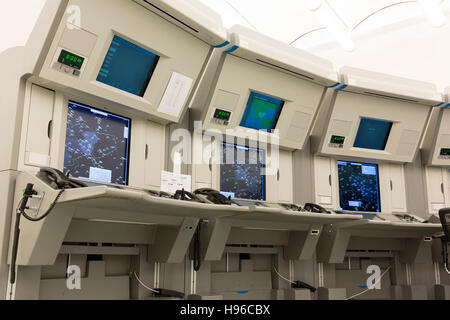 Luft Verkehr Kontrollstation (Arbeitsplatz) im Flug Kontrollturm am Flughafen von Sofia. Die Flugsicherung lenkt Flugzeug auf den Boden und throug Stockfoto