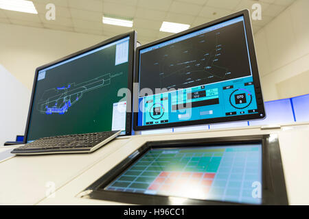 Fluglotsen bei Arbeiten im Flug Kontrollturm am Flughafen von Sofia. Computer-Monitore. Die Flugsicherung lenkt Flugzeuge am Boden Stockfoto
