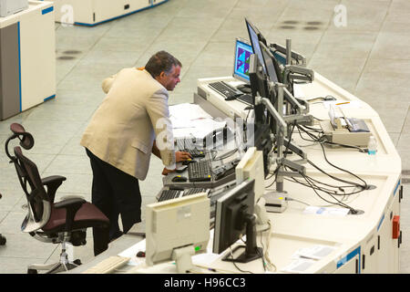 Sofia, Bulgarien - 12. September 2016: Fluglotsen bei der Arbeit im Flug Kontrollturm am Flughafen von Sofia. Stockfoto