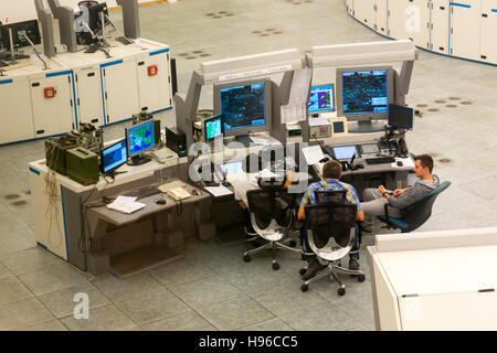 Sofia, Bulgarien - 12. September 2016: Fluglotsen bei der Arbeit im Flug Kontrollturm am Flughafen von Sofia. Stockfoto