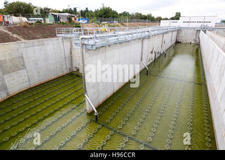 Moderne städtische Kläranlage. Wasser Reinigung Anlage im Freien. Wasserreinigung ist der Prozess der Beseitigung unerwünschter Chemikalien, Bremsanlage Stockfoto