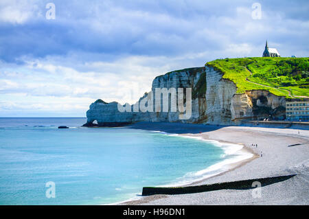 Etretat Klippe und Kirche Wahrzeichen der Stadt und dem Strand am Morgen. Normandie, Frankreich, Europa. Stockfoto