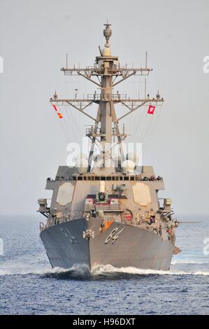 Die USN Ticonderoga-Klasse geführte Flugkörper Zerstörer USS Bulkeley dampft im Gange 12. Juni 2011 in den Golf von Aden. Stockfoto