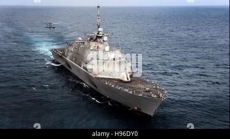 Ein Multi-mission MH-60R Seahawk-Hubschrauber bereitet, an Bord der USN Freedom-Klasse littoral Combat ship USS Freedom während im Gange 7. Juni 2011 im Pazifischen Ozean zu landen. Stockfoto