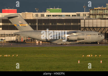 Stuttgart, Deutschland – 3. Mai 2016: US-Luftwaffe, Boeing C17 Globemaster am Stuttgarter Flughafen Stockfoto