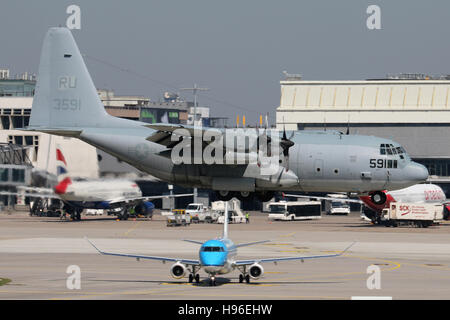 Stuttgart, Deutschland – 7. Mai 2016: US Navy, Hercules C130 landet am Flughafen Stuttgart Stockfoto