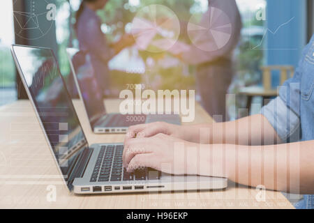 Frau, Laptop-Computer mit den Unternehmern diskutieren mit Dokument Papierkram im Hintergrund eingeben Stockfoto