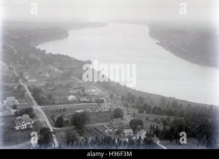 Antike 23. August 1912 Foto Luftaufnahme der Queenston, Kanada von Brock Denkmal auf dem Niagara Fluss. Brock Denkmal ist eine 56 Meter (185 ft) Spalte oben auf Queenston Heights. Einige Plakate, darunter ein Coca-Cola-Plakat sind sichtbar in der Mitte. QUELLE: ORIGINAL FOTONEGATIV. Stockfoto