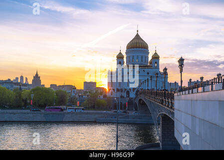 Den malerischen Sonnenuntergang über der Kathedrale von Christus dem Sarviour mit dem Moskwa-Fluss im Vordergrund, Moscow, Russia Stockfoto